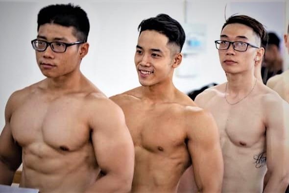 Dan nam sinh body 6 mui o cuoc thi the hinh tai DH Hutech hinh anh