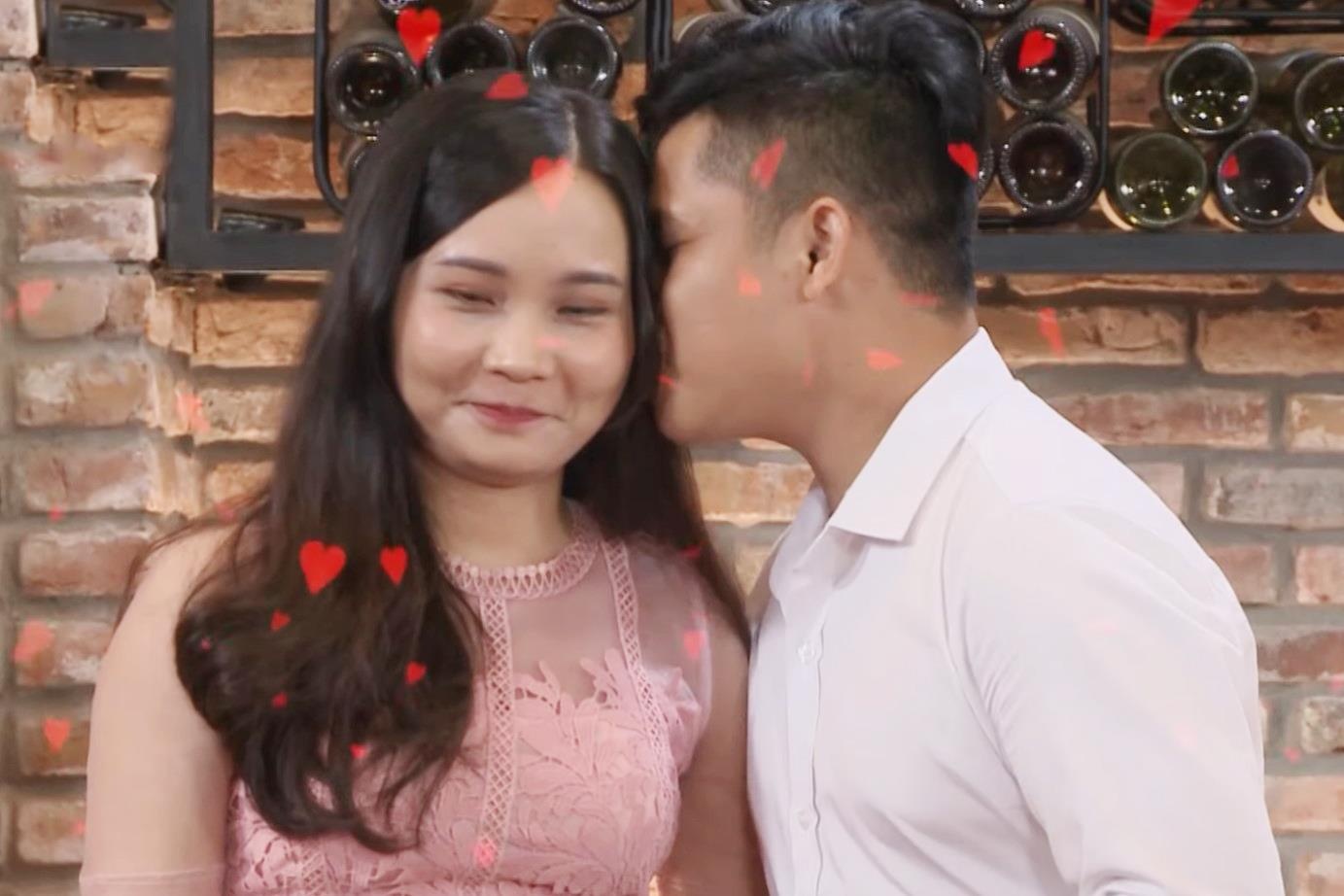 Chang trai hat 'Song gio' to tinh thanh cong ban gai hon 2 tuoi hinh anh