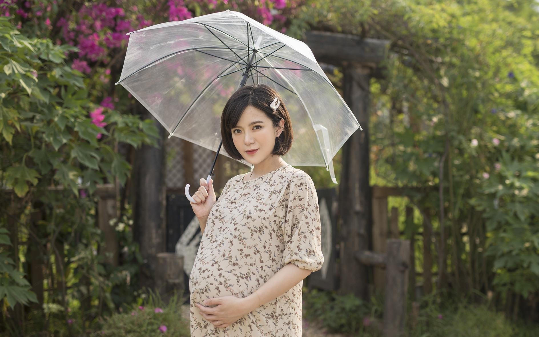 Hot girl Tu Linh M.U khong mang showbiz, hai long viec lam vo, lam me hinh anh