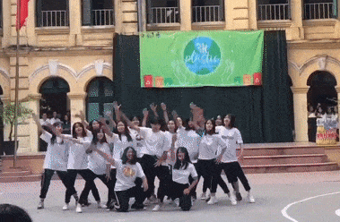 Hoc sinh THPT Viet Duc duoc khen 'chat lu' trong bai nhay hien dai hinh anh