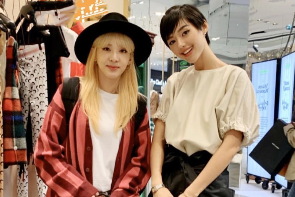 Co em Trendy chup anh voi Dara 2NE1, khoe vao top sao mac dep tai Phap hinh anh