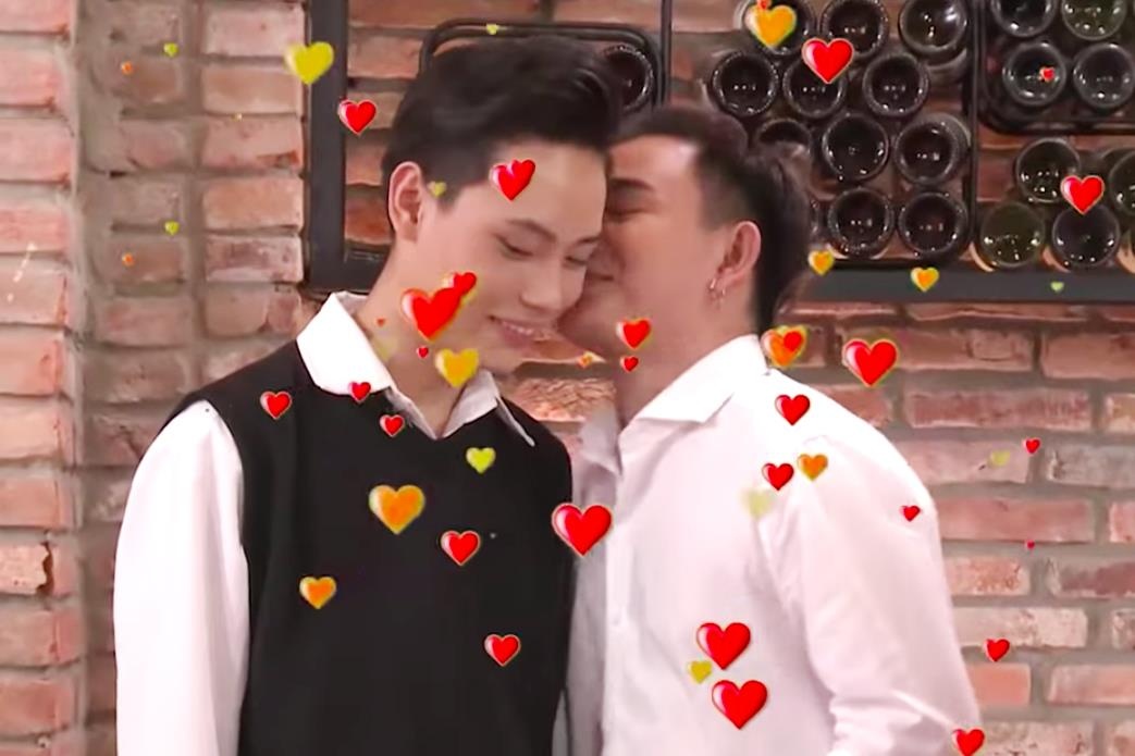 Bac si tham my moi ban trai LGBT ve chung mot nha sau lan dau gap mat hinh anh