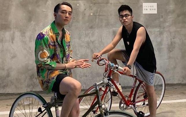 Son Tung M-TP 'hoa la' khac han em trai mac don gian o cung khung hinh hinh anh