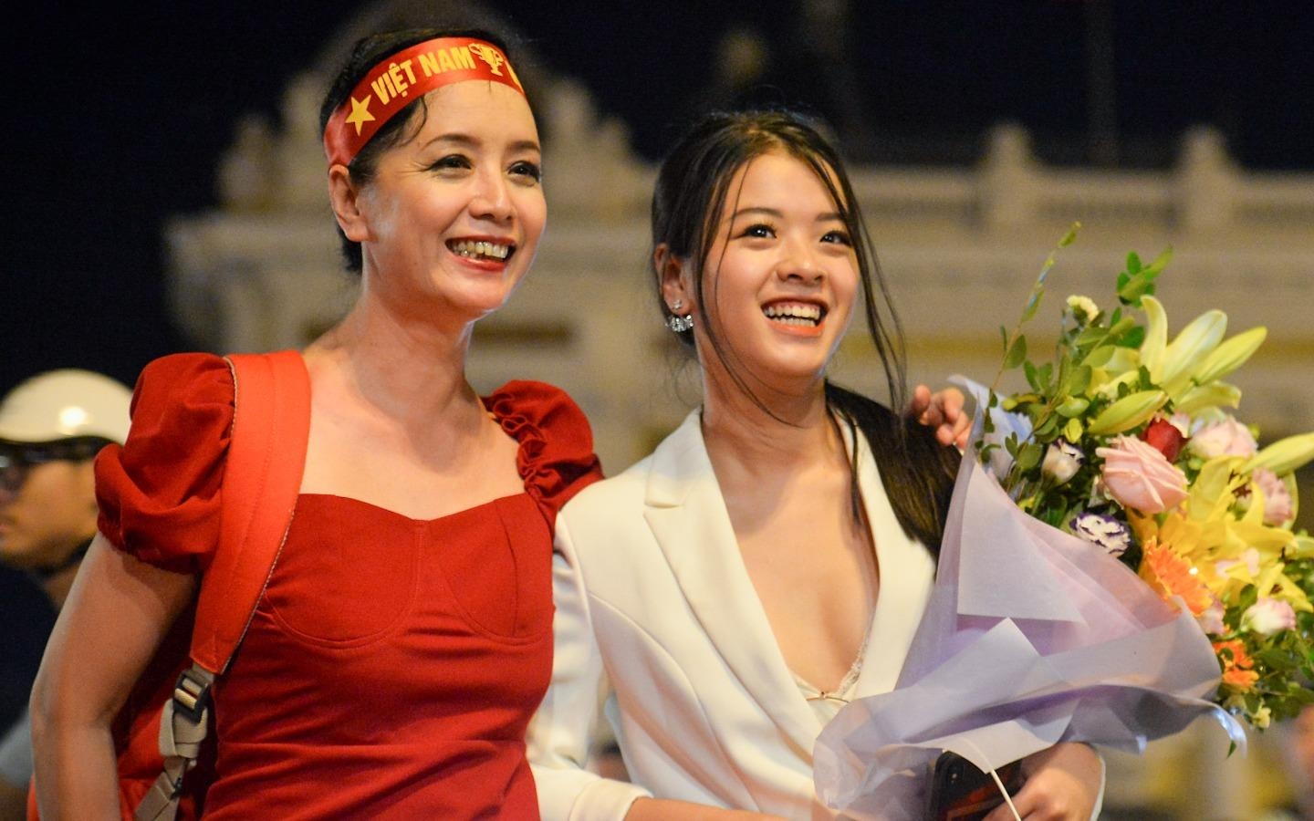 NSUT Chieu Xuan cung con gai di bao sau tran Viet Nam - Malaysia hinh anh