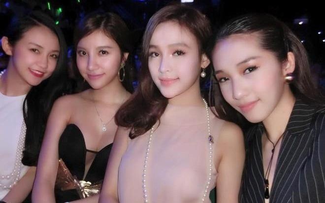 Hoi ban than cua Huyen Baby - nguoi vo dai gia, nguoi ca si noi tieng hinh anh