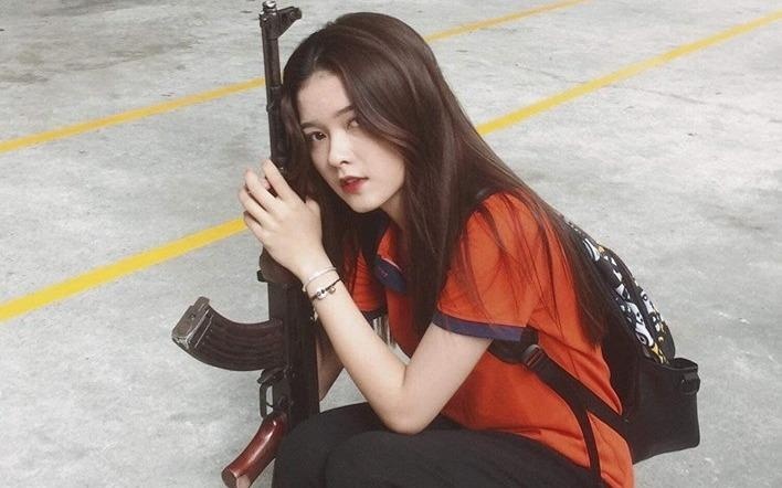 Nu sinh bong noi tieng vi anh hoat dong o truong duoc dua len mang hinh anh