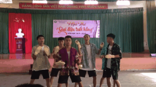 Hoc sinh mang dep to ong nhay voi nhac 'Tap the duc buoi sang' hinh anh