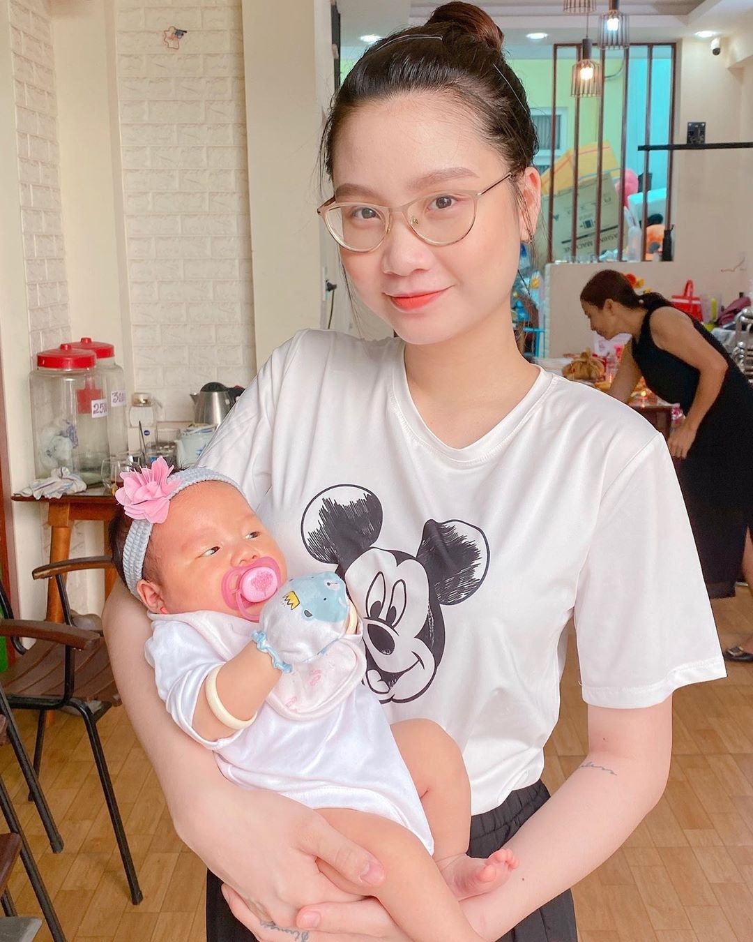 Hot mom sinh nam 1996 anh 13