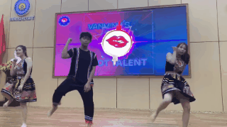 Sinh vien dien trang phuc Mi va A Phu nhay tren nen nhac Kpop hinh anh