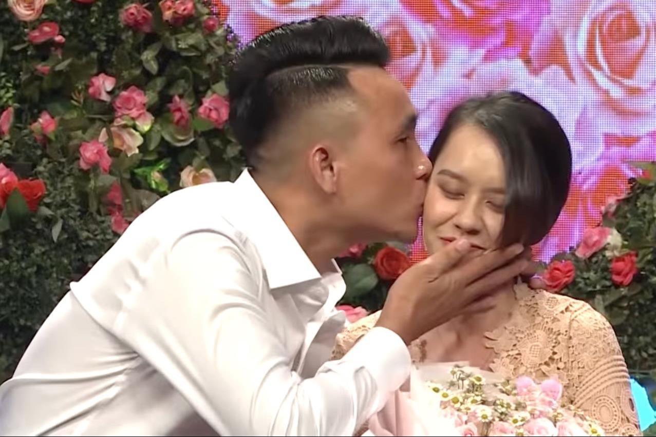 Co gai nhiet tinh hat rap tren truyen hinh de duoc hen ho hinh anh