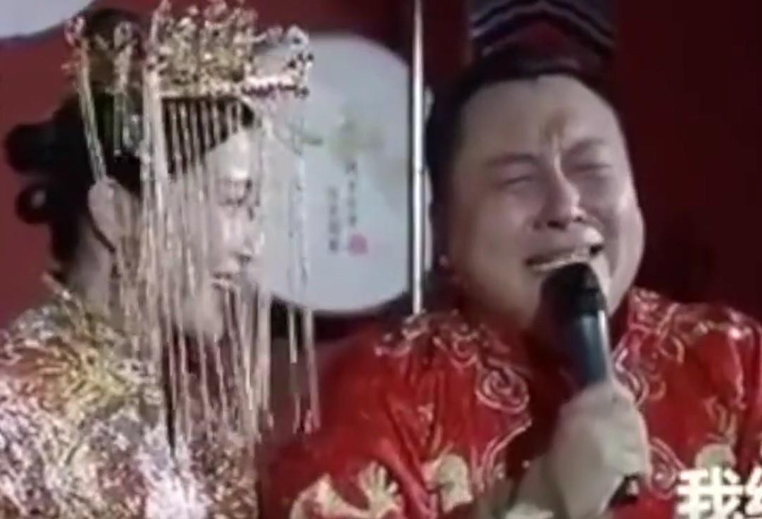 Chu re khoc trong dam cuoi vi cuoi cung cung lay duoc vo hinh anh