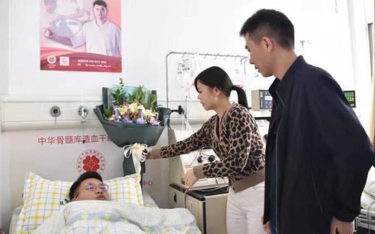 Chang trai Trung Quoc hien tuy cuu be gai mac benh bach cau hinh anh