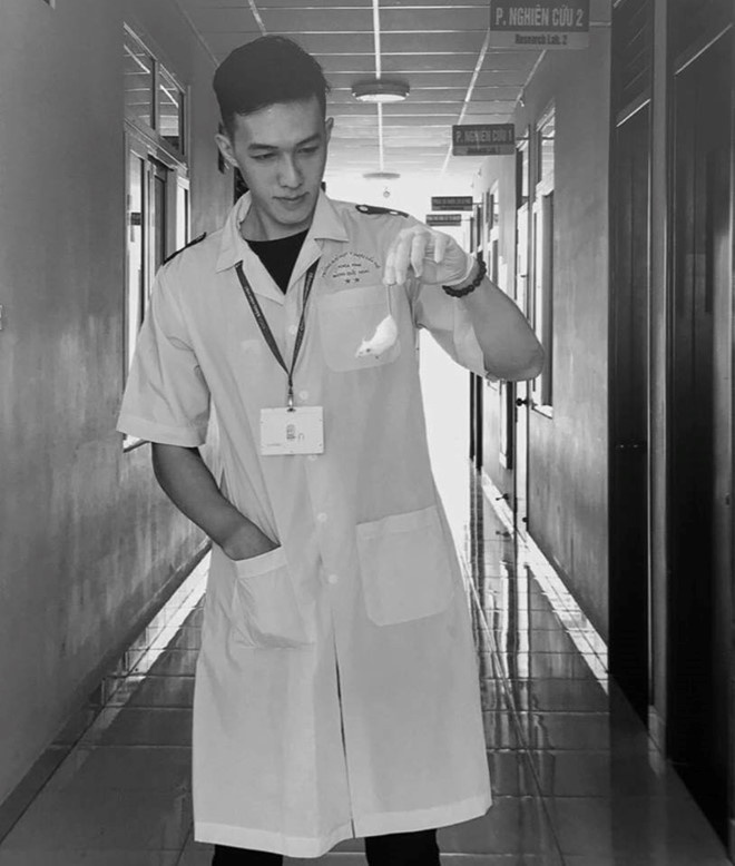 Bac si dien trai anh 13