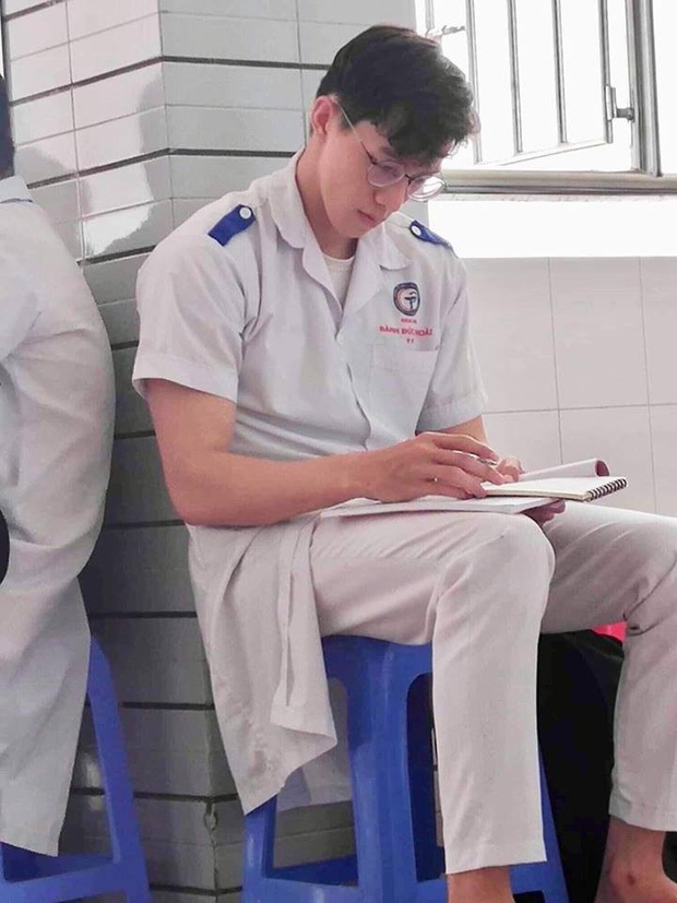 Bac si dien trai anh 12