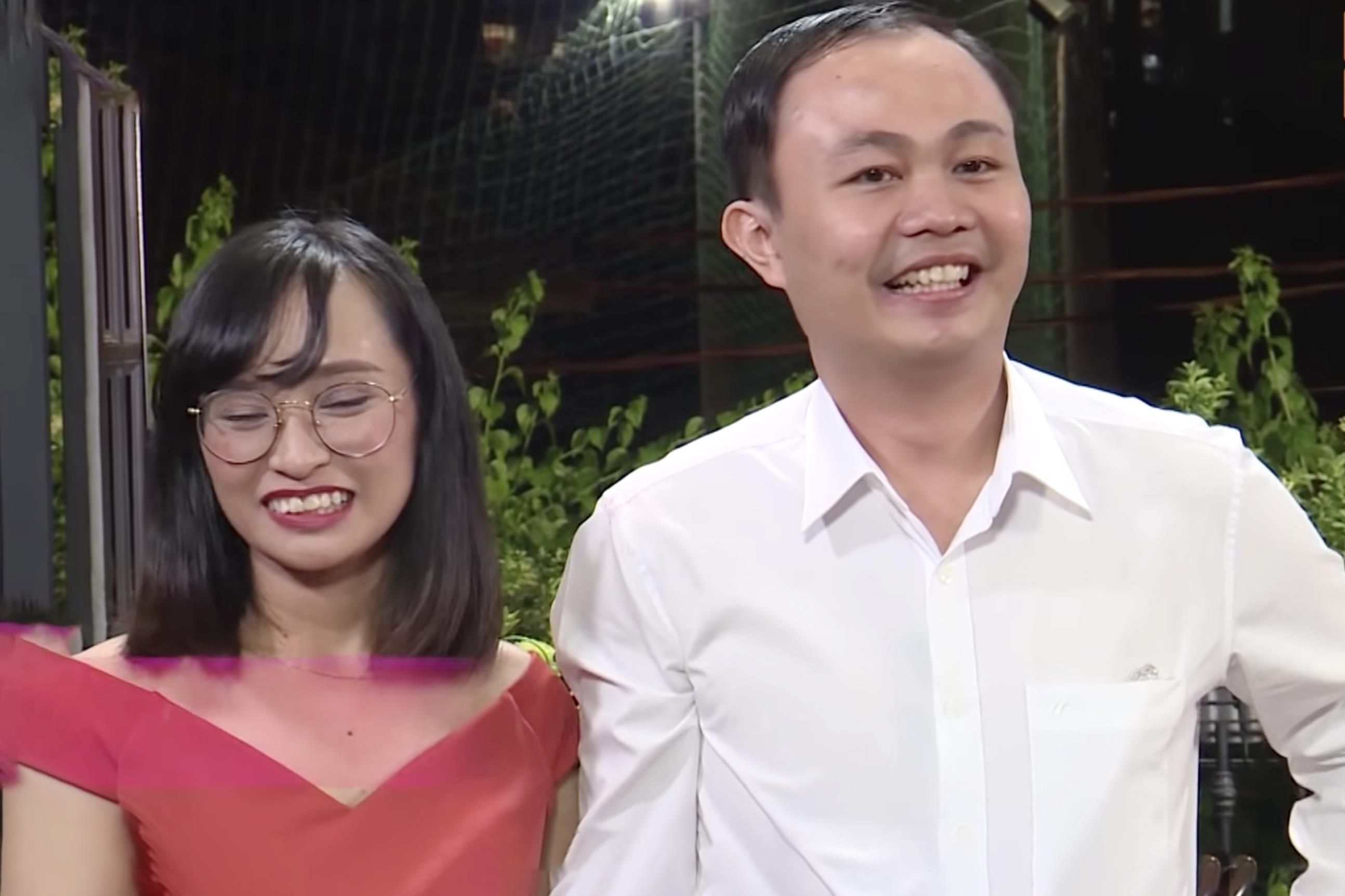 Chang trai lam tho con coc chinh phuc thanh cong ban gai hon tuoi hinh anh