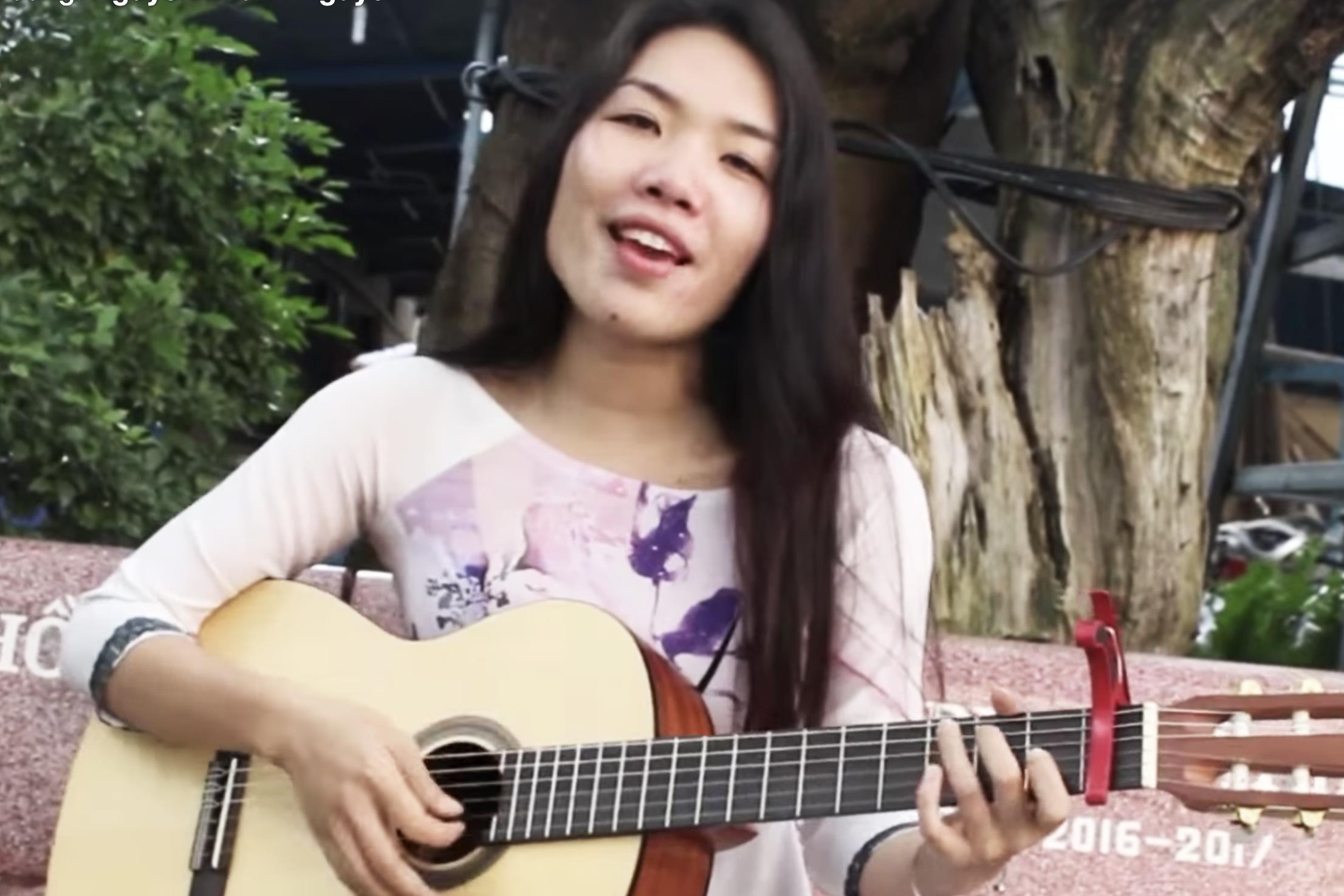 Co giao om guitar hat 'Simple Love' khien nhieu nguoi xin lam hoc tro hinh anh