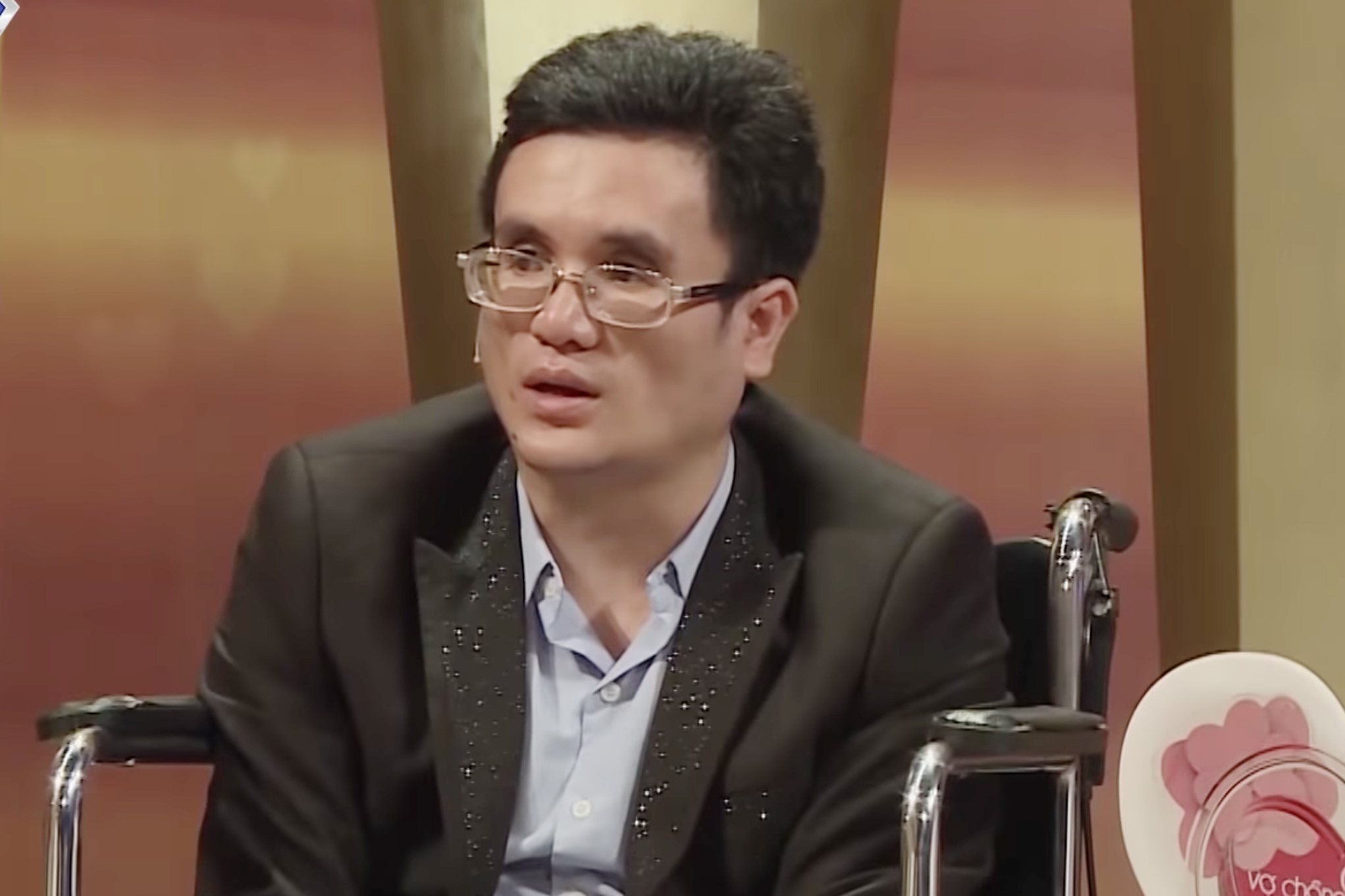 Vua cuoi vo, sinh con, chang trai mac benh la, liet ca hai chan hinh anh