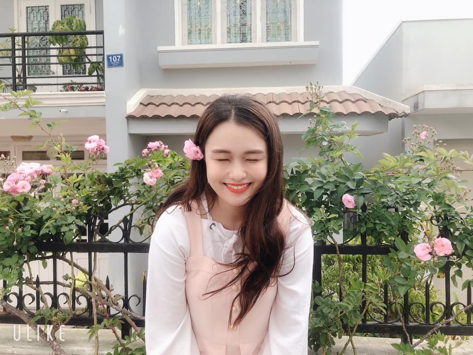 Con gai Hoang Map noi ve ap luc khi dung duoi bong cua cha hinh anh