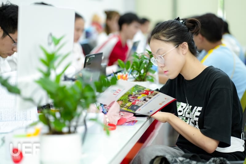 Dai hoc Kinh te Tai chinh TP.HCM xet tuyen online qua Zalo hinh anh