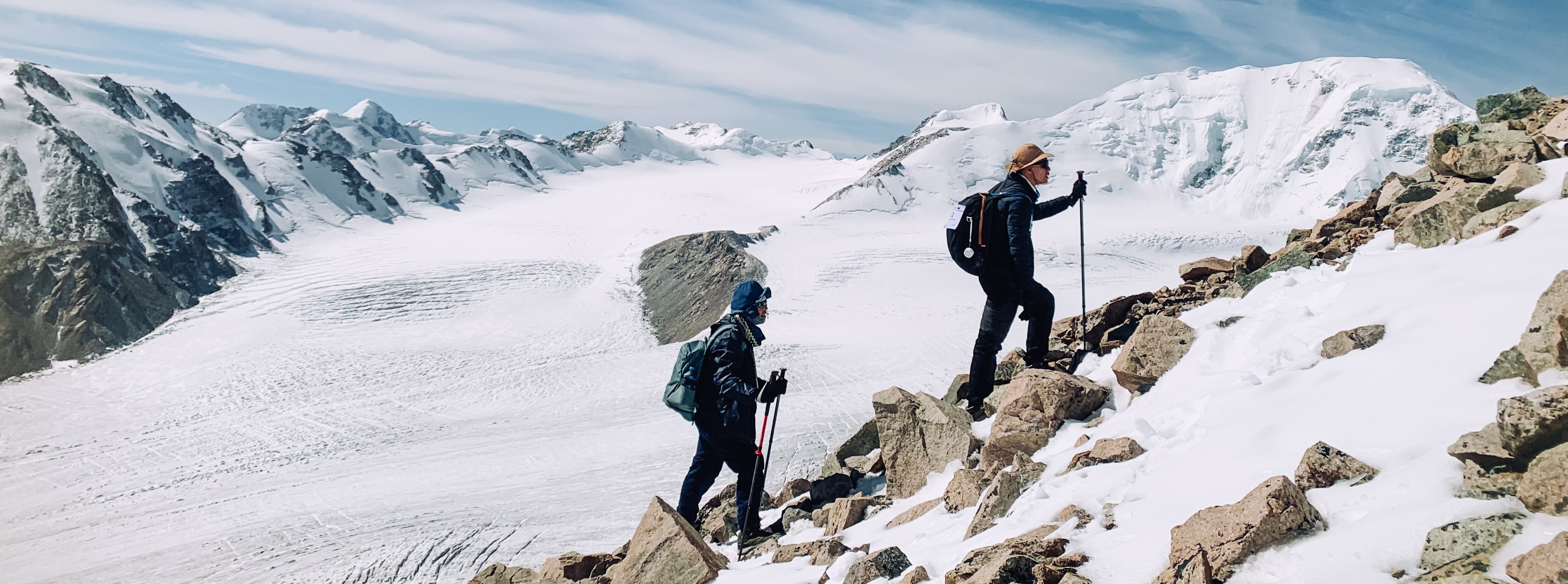 Theo chan quan ly Zalo chinh phuc nui tuyet Malchin tai Mong Co hinh anh