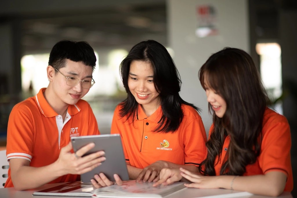 Day manh chuyen doi, Dai hoc FPT mo hang loat ung dung online hinh anh