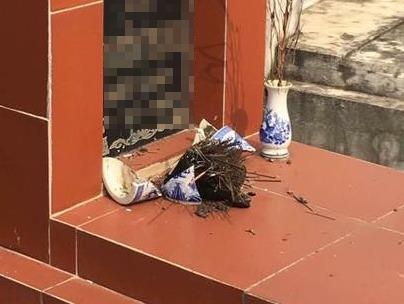 Gan tram ngoi mo bi dap vo bat huong trong dem hinh anh