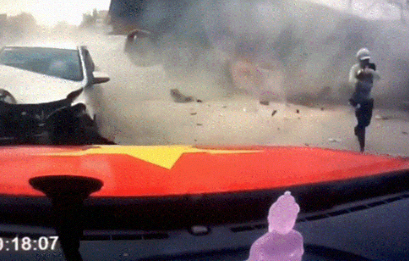 Xe container tong nat hang loat oto, me om con chay thoat hinh anh