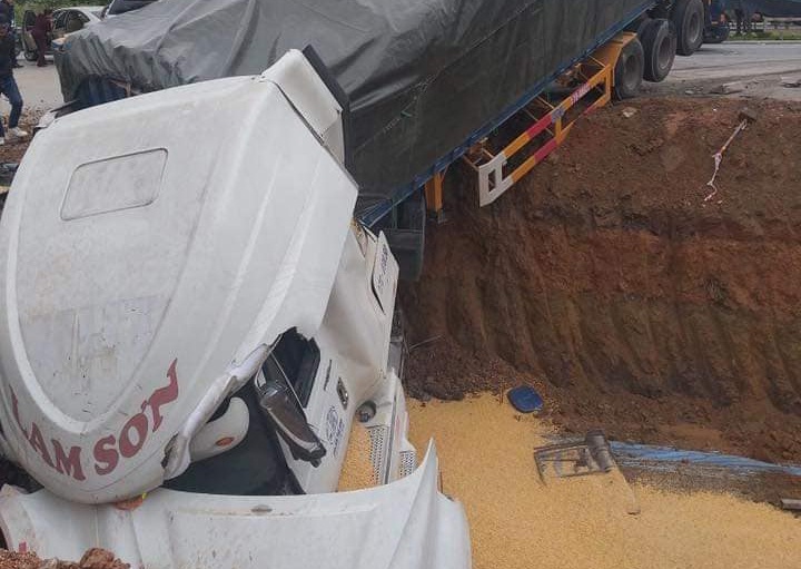 Nguoi me om con chay thoat xe container dam hang loat oto hinh anh