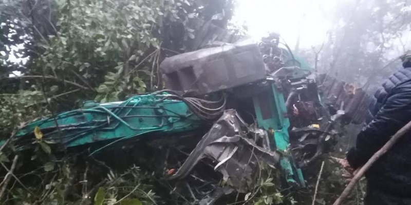 Xe tai lui xuong vuc sau 100 m, tai xe tu vong hinh anh