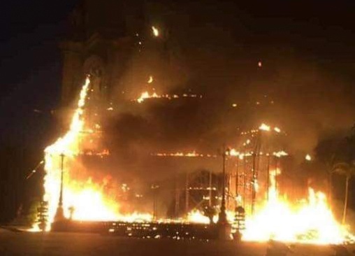 Mo hinh hang da Noel cao 20 m boc chay du doi hinh anh