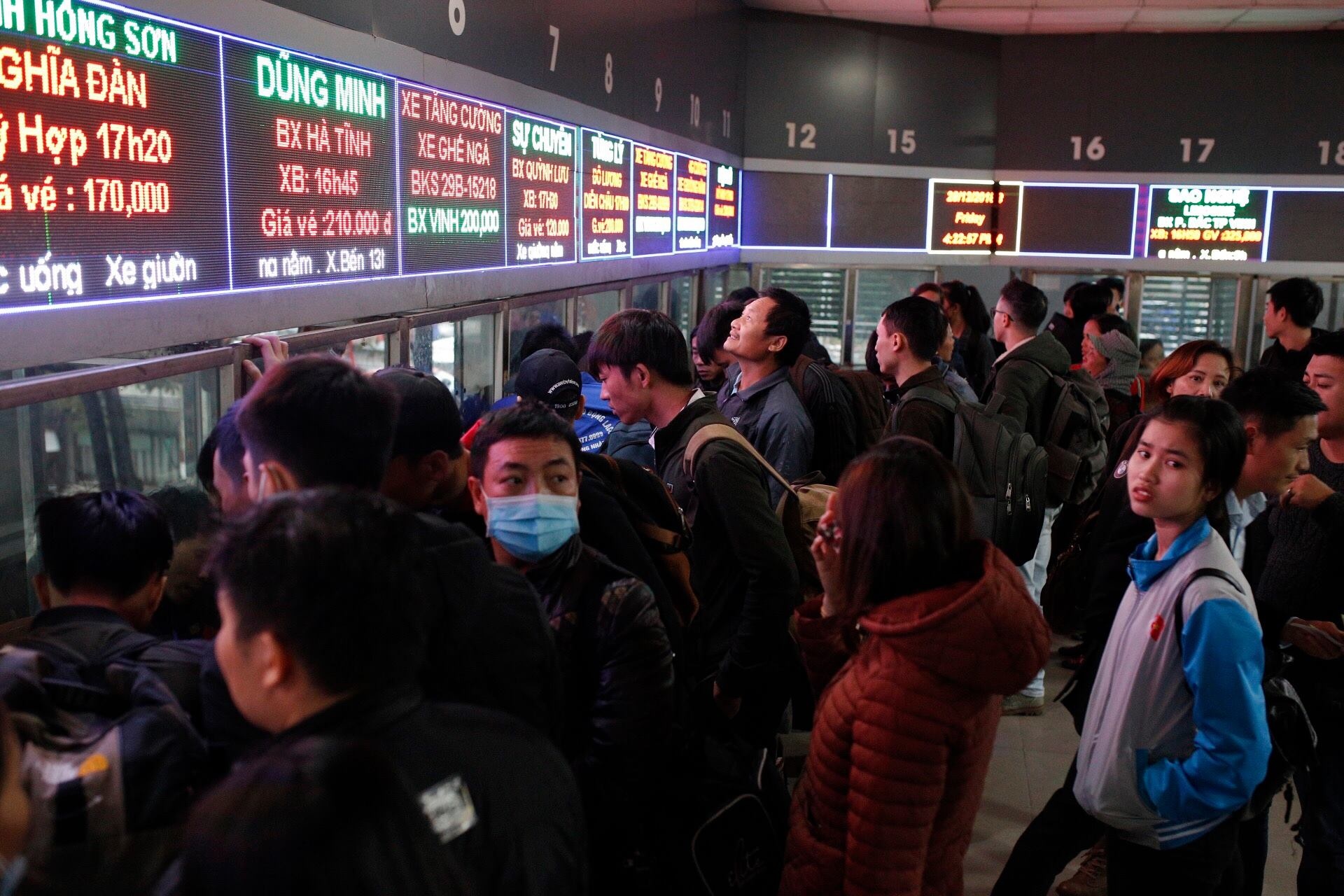 Nguoi dan do ra ben xe ve que trong mua ret hinh anh