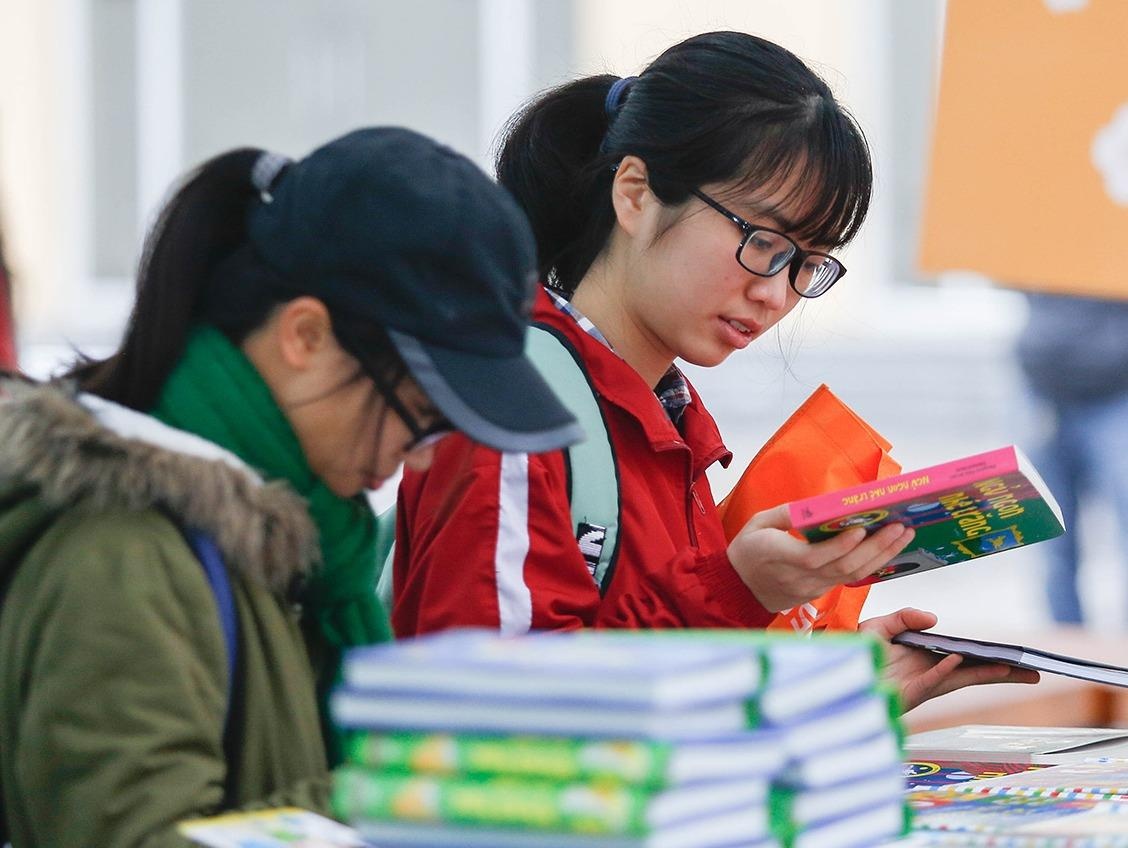 Hang tram doc gia tap nap 'don kho' sach ngay mua ret hinh anh