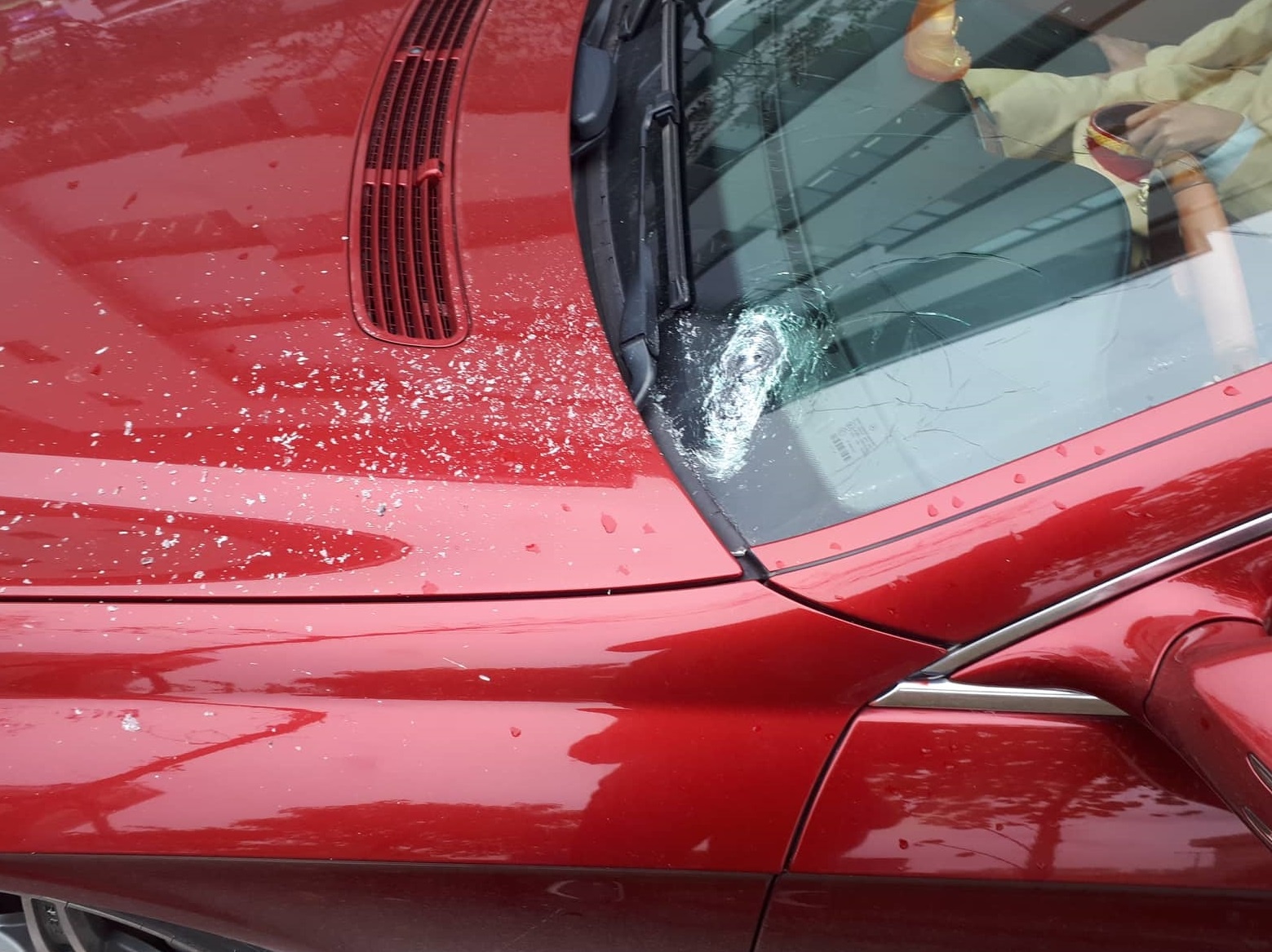 Mui khoan nghi roi tu cong trinh dang xay trung xe Mercedes hinh anh