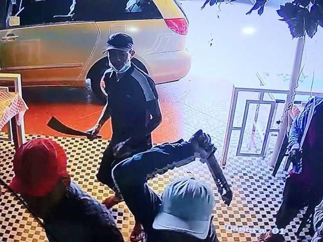 Chu quan ca phe o Sai Gon khong dam ve nha sau vu nhan vien bi chem hinh anh