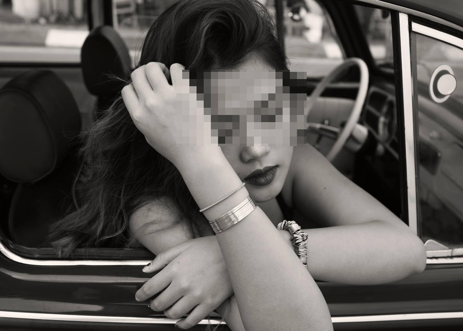 Dan Golden Palm buc xuc ve muc phat ke sam so nu sinh trong thang may hinh anh