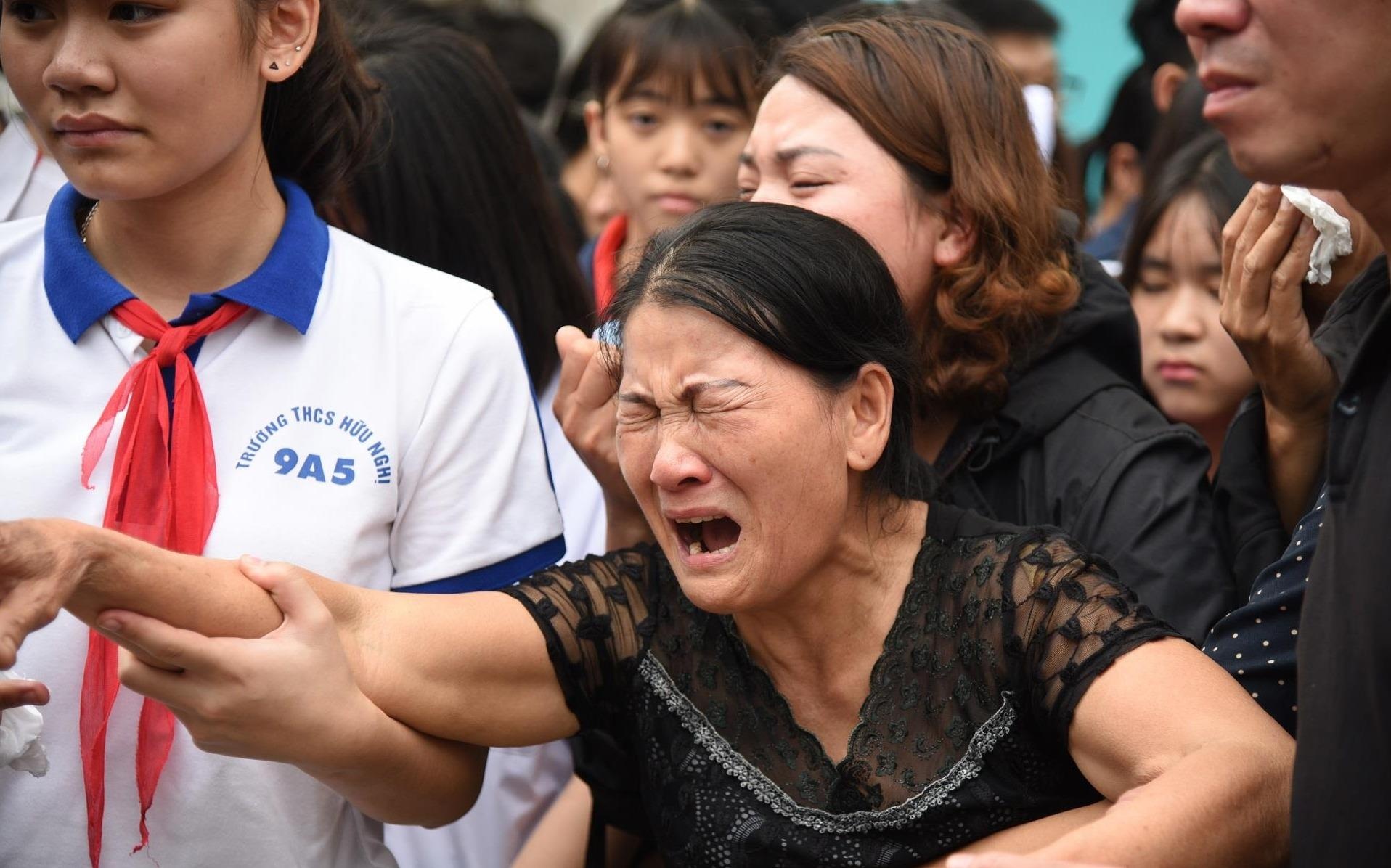 Khi thuy than goi ten va dai tang 8 cau be cua doi bong trong xom nho hinh anh