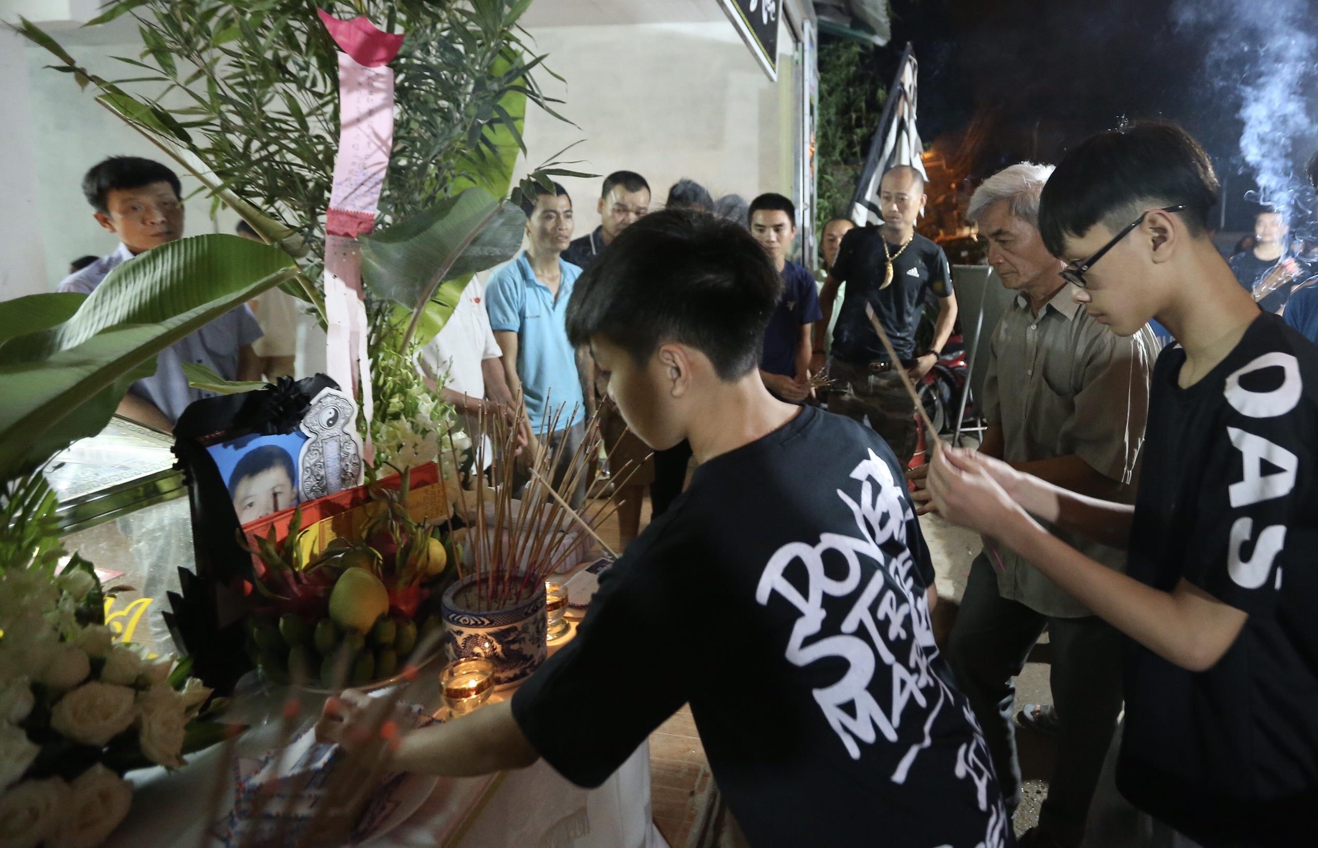 8 hoc sinh bi duoi nuoc duoc dua ve gia dinh lo hau su hinh anh