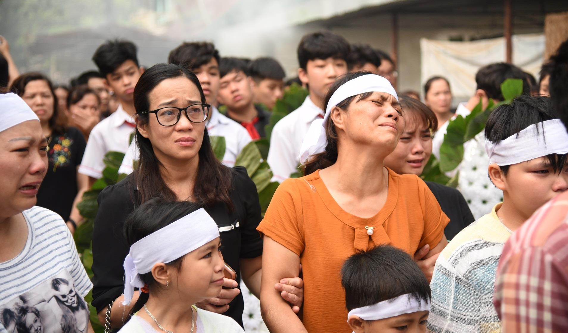 Dam tang dam nuoc mat cua 8 hoc sinh duoi nuoc o Hoa Binh hinh anh