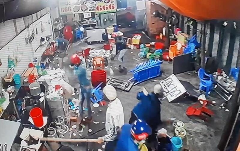 côn đồ đe dọa công an ảnh 1 con do de doa cong an anh 1