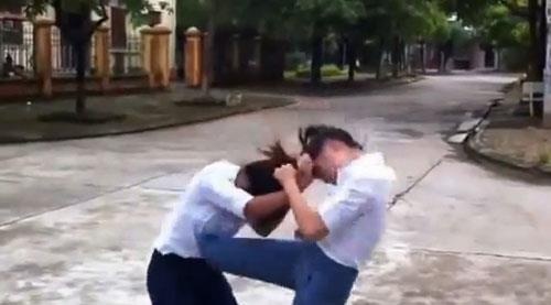 Dinh chi hieu truong noi xay ra vu nu sinh bi lot ao, danh hoi dong hinh anh