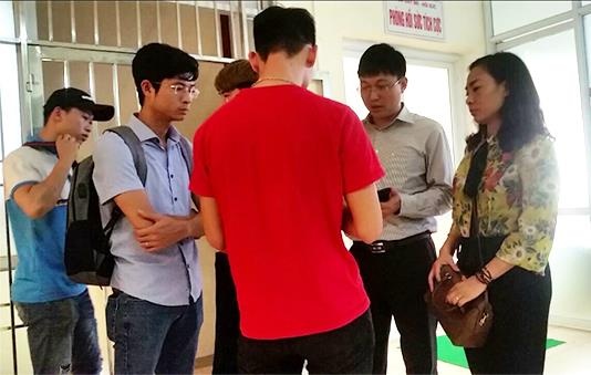 Ôtô lao vào xe máy ở ngã tư Xuân Thủy ảnh 1 Oto lao vao xe may o nga tu Xuan Thuy anh 1