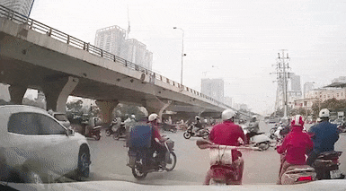 Giay phut Mercedes GLA tong hang loat xe may o nga tu Xuan Thuy hinh anh