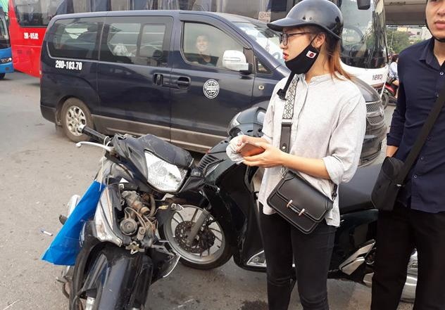 Ôtô lao vào xe máy ở ngã tư Xuân Thủy ảnh 2 Oto lao vao xe may o nga tu Xuan Thuy anh 2