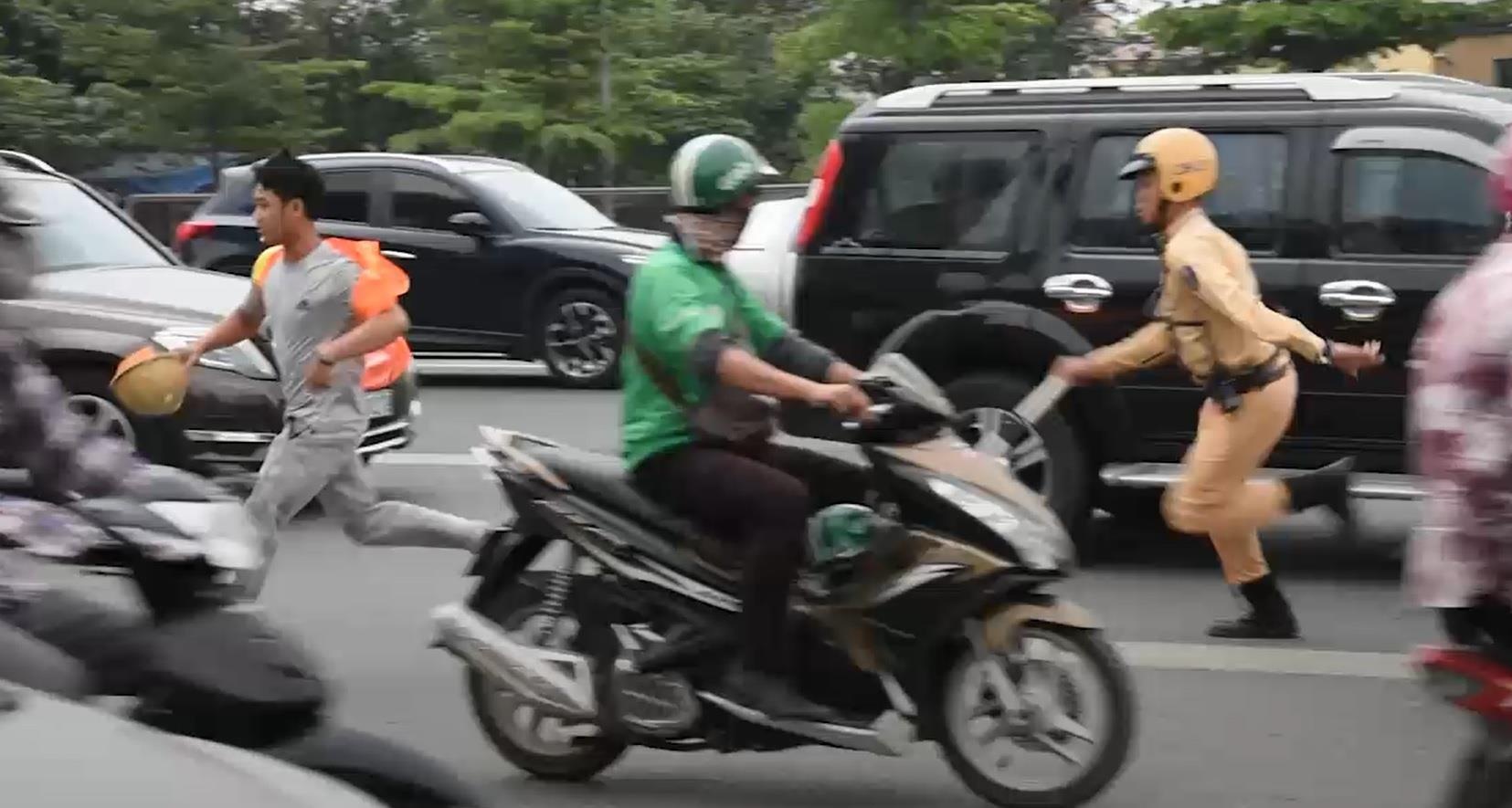 Tai xe xe may bo chay khi bi CSGT tuyt coi o duong cao toc tren cao hinh anh