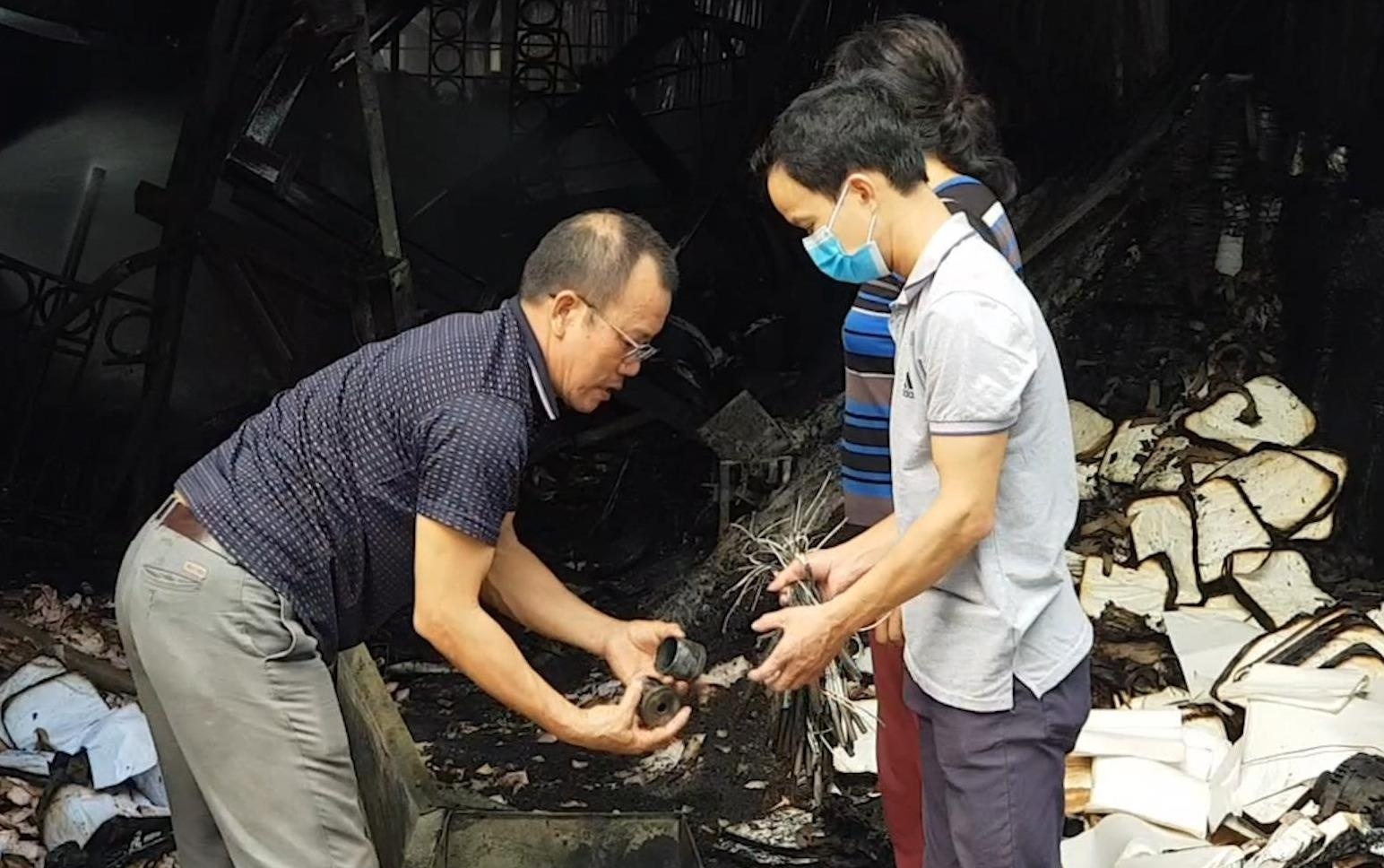 Nhan chung thay 3 me con tu nan trong nha xuong ma khong the cuu hinh anh