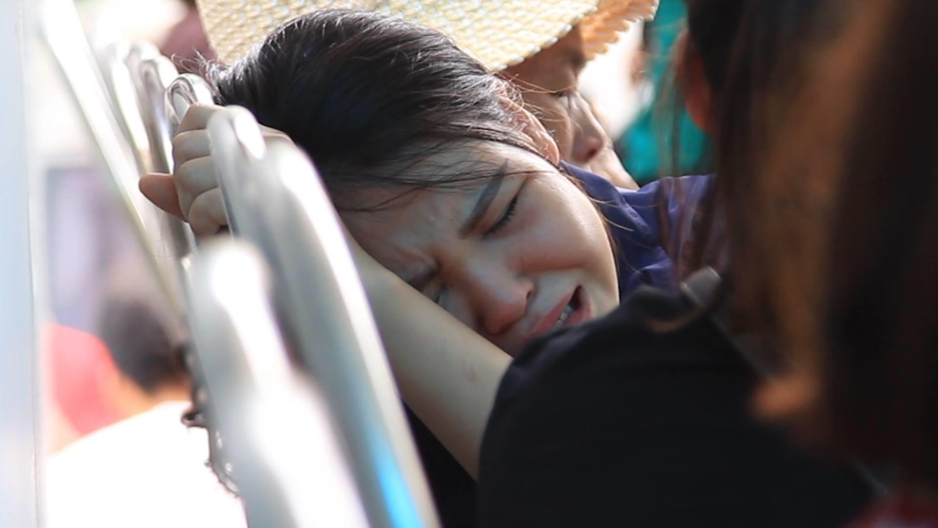 Nguoi than dau don cho nhan dien nan nhan vu chay nha xuong hinh anh