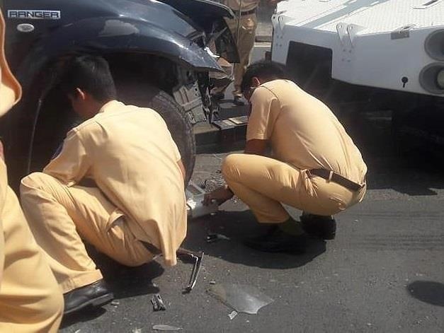 Dai uy CSGT bi tai xe xe ban tai ep nga da qua doi hinh anh