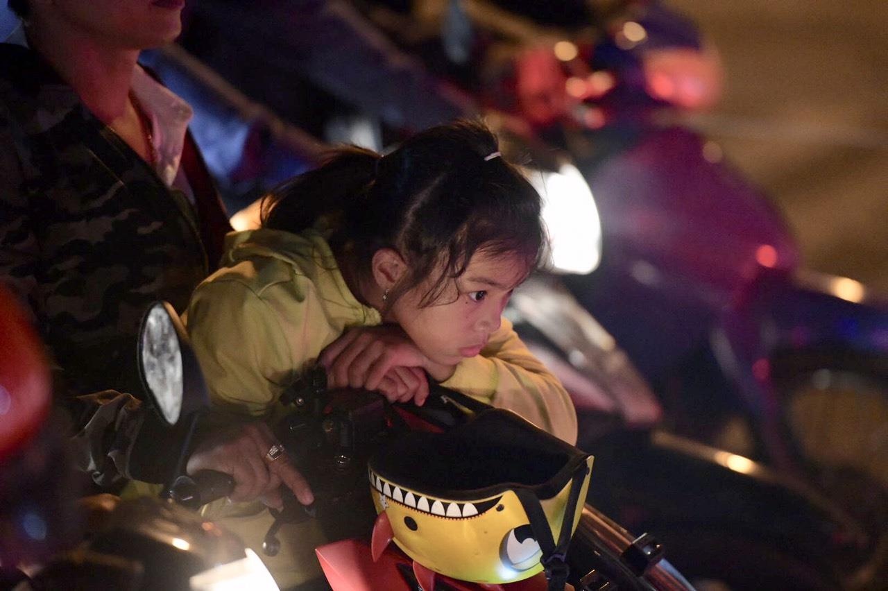 Hang nghin nguoi 'chon chan' cho qua pha Cat Lai ve Sai Gon hinh anh