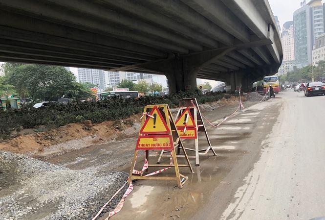 Nhieu tuyen pho lon Ha Noi tiep tuc xen dai phan cach hinh anh