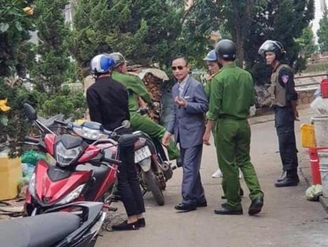 trộm điện thoại trong cửa hàng ảnh 1 trom dien thoai trong cua hang anh 1